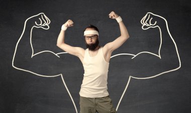 Çekici kasları olan zayıf genç bir adam.