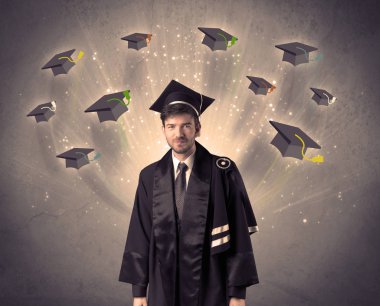 Birçok uçan şapkayla üniversite mezunu.