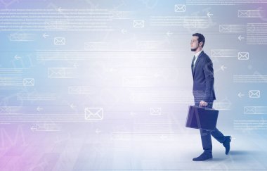 İşadamı ile posta kavramı yürüyüş