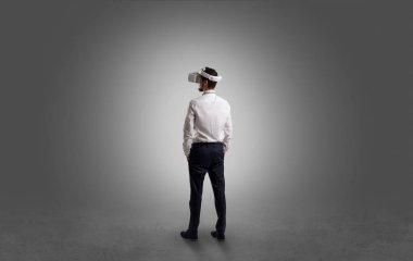 İşadamı vr gözlük ile boş bir odada