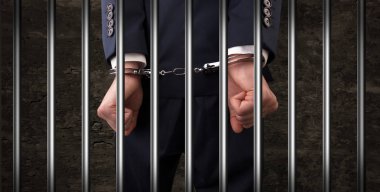 Hapiste yakın kelepçeli erkek