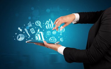 El tutma tablet tebeşir çizilmiş sembolleri yukarıda bulunan