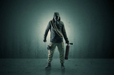 Ajan silah ile karanlık bir alanda