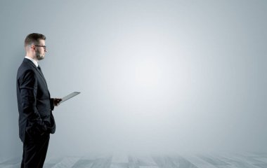 Boş bir alanda ayakta işadamı