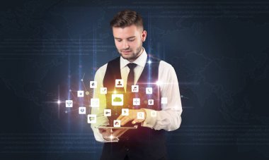 Tablet ve uygulama ile genç işadamı