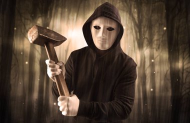 Karanlık gece orman kavram silahlı hitman