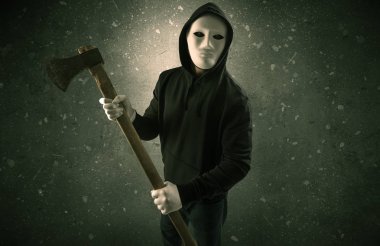 Boş bir karanlık odada silahlı kötü adam