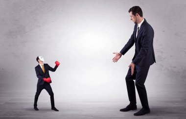 Küçük maskeli işadamı için yalvarıyor işadamı