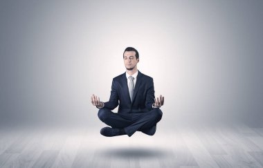 İşadamı bir boşluk kavramı içinde meditasyon