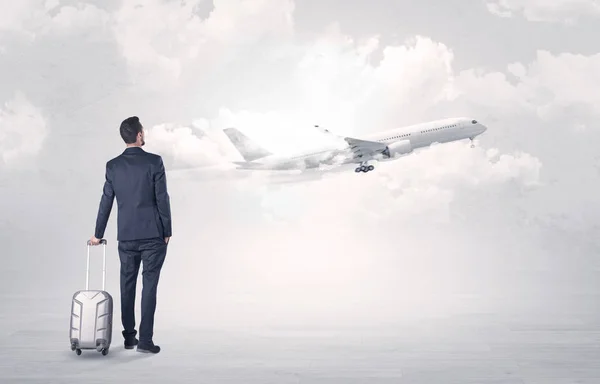 Businessman with luggage walking to airplane — Stock Photo, Image