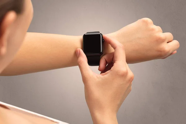 Hand mit Smartwatch — Stockfoto