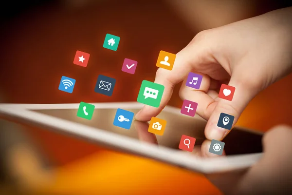 Dedos tocando tablet com aplicativos — Fotografia de Stock