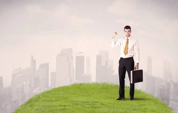 Man standing in front of city landscape — Stock Photo, Image