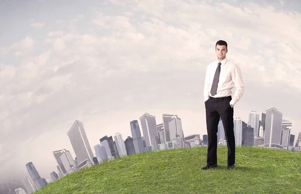 Man standing in front of city landscape — Stock Photo, Image