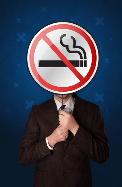 Zakenman houden geen rookvrije teken — Stockfoto