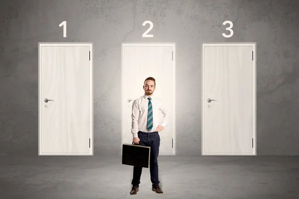 Biznesmen myślenia przed trzy drzwi — Zdjęcie stockowe