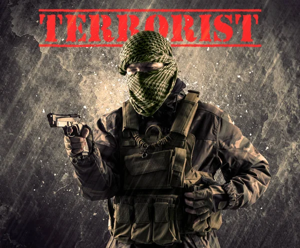 Gevaarlijke gemaskerde en gewapende man met terroristische aanlog grungy bac — Stockfoto