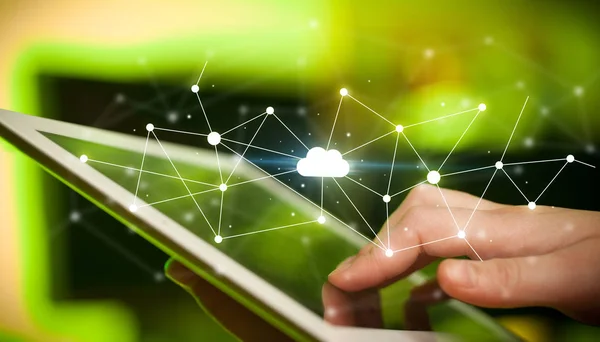 Vingers aanraken tablet met cloud concept — Stockfoto