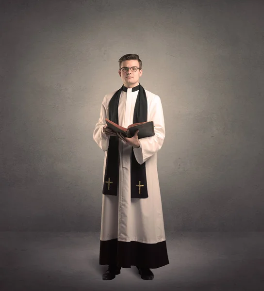 Jeune prêtre en donnant sa bénédiction — Photo