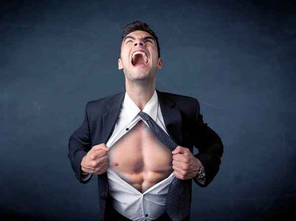 Бізнесмен розриває сорочку і показує м'язове тіло — стокове фото