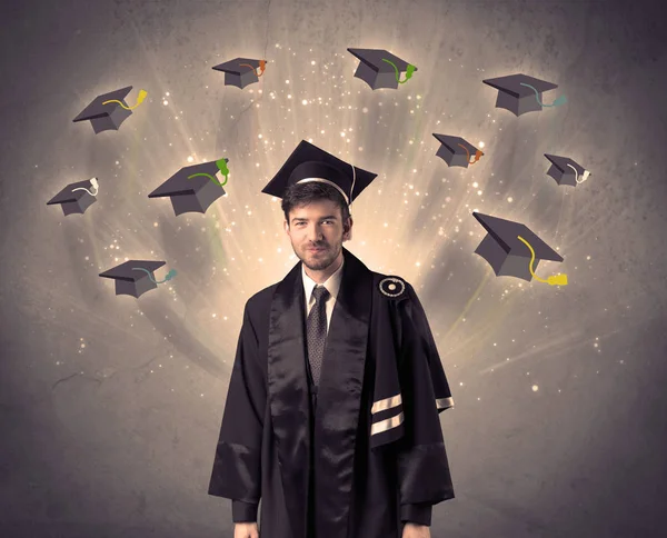 Birçok uçan şapkayla üniversite mezunu.