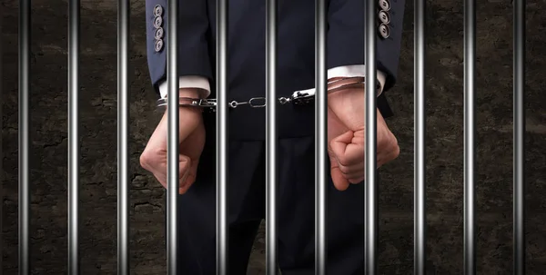 Mann in Handschellen im Gefängnis — Stockfoto