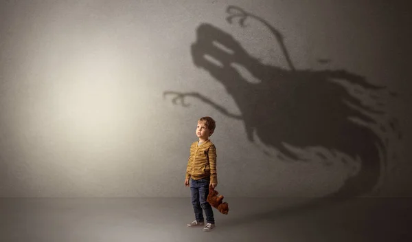Çocuk arkasında korkunç hayalet gölge — Stok fotoğraf