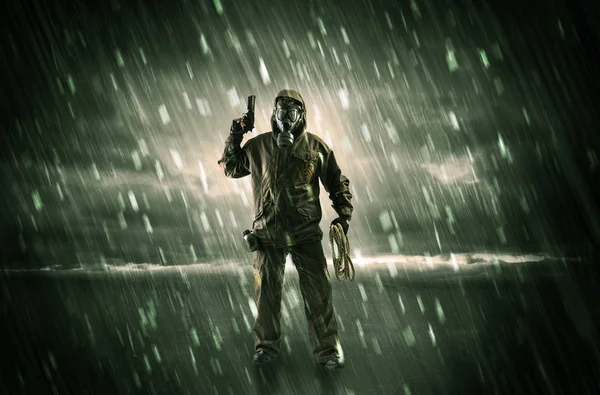 Terörist elinde silah ile bir odada