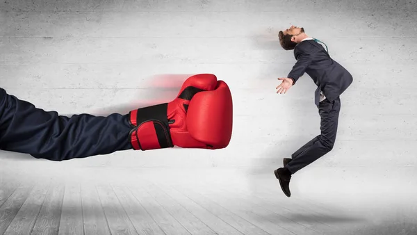 Braço com luvas de boxe atinge conceito de trabalhador de escritório — Fotografia de Stock