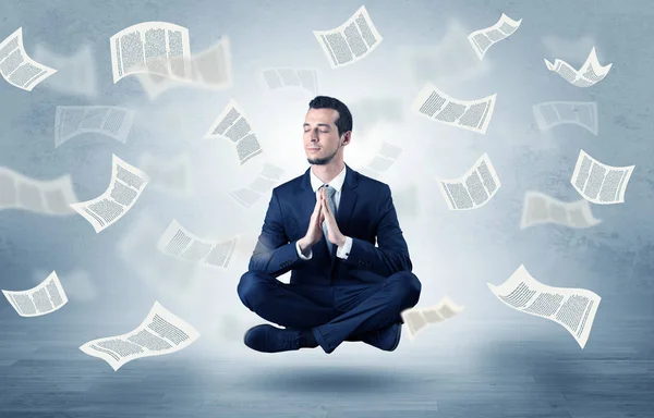 Empresário meditando com conceito de papel voador — Fotografia de Stock