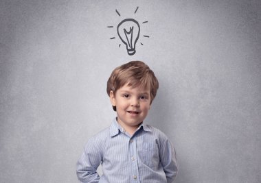 Zeki bir çocuk kadar çizilmiş bir gri duvar önünde