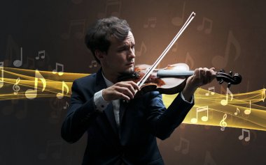 Keman ile notlar oynamaya müzisyen