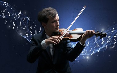 Yalnız besteci üzerinde keman çalıyor