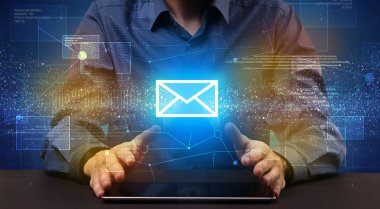 Yazarak ve simgesi üzerinde posta işadamı