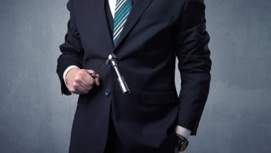 Businesman ayakta elinde aracıyla