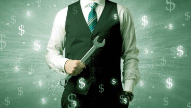 Businassman ayakta elinde aracıyla.