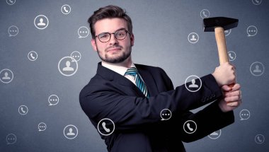 Yakışıklı adam elindeki aracıyla ayakta