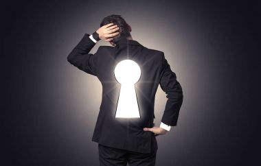 Sırtında siyah anahtar deliği ile ayakta adam