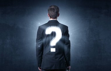 Soru işaretiyle sırtında duran adam