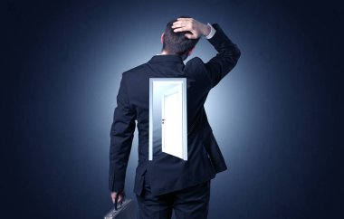 Sırtını kapıya ile ayakta işadamı