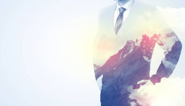 Dağ grafik ile ayakta işadamı