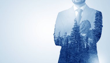 Dağ ile ayakta işadamı