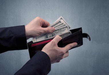 Takım elbise elinde Doları cüzdanından dışarı alır