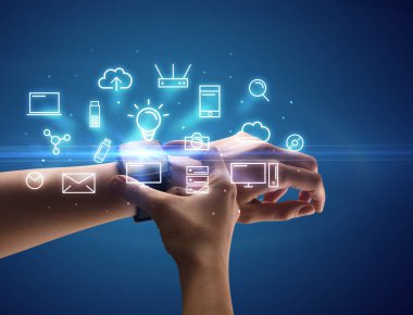 Smartwatch Multimedya sembolleri ile giyen el