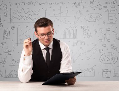 Masada oturan bir iş adamı.