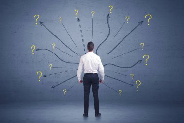 Çizgiler ve soru işareti önünde duran işadamı konsantrasyon işaretleri