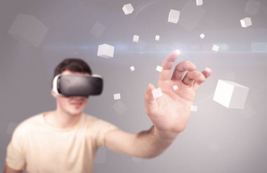 Adam sanal gerçeklik gözlüğü takıyor.