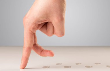 parmakları yürüyen