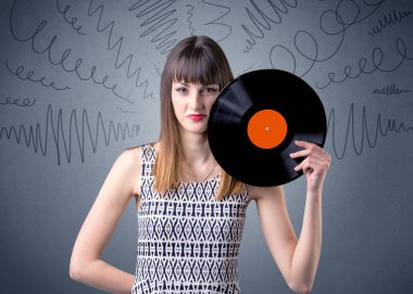 Vinil kaydı tutan kadın