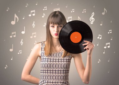 Vinil kaydı tutan kadın